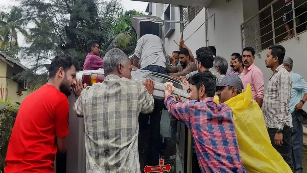 सावंतवाडी – शिरोडा नाक्यावर मारुती व्हॅन पलटी