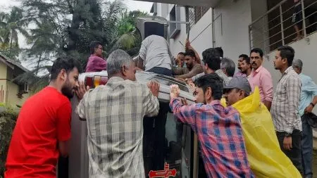 सावंतवाडी – शिरोडा नाक्यावर मारुती व्हॅन पलटी