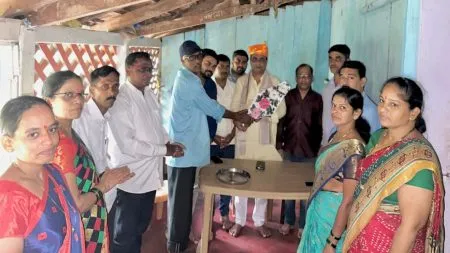 बाळा गावडे यांच्या माध्यमातून कोलझर येथे छत्री वाटप