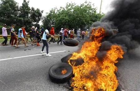 Violence continues in Venezuela after Maduro's victory