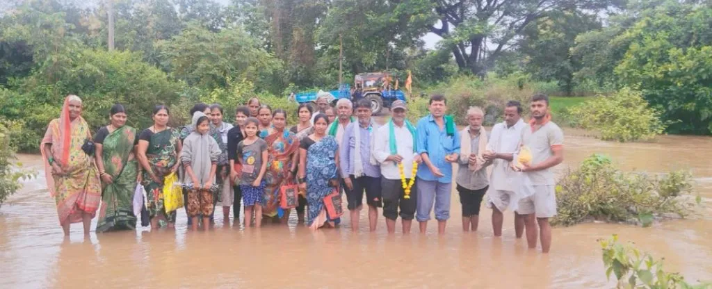 Difficulty crossing the Karikatti-Kakkari road due to water entering the Daugi Nalla bridge