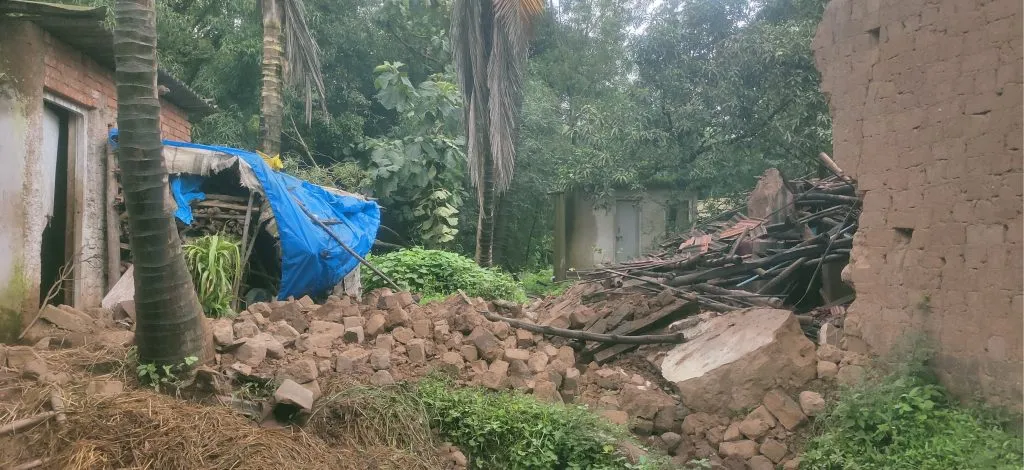 At Narsewadi, the wall of the house collapsed and the cowshed was destroyed