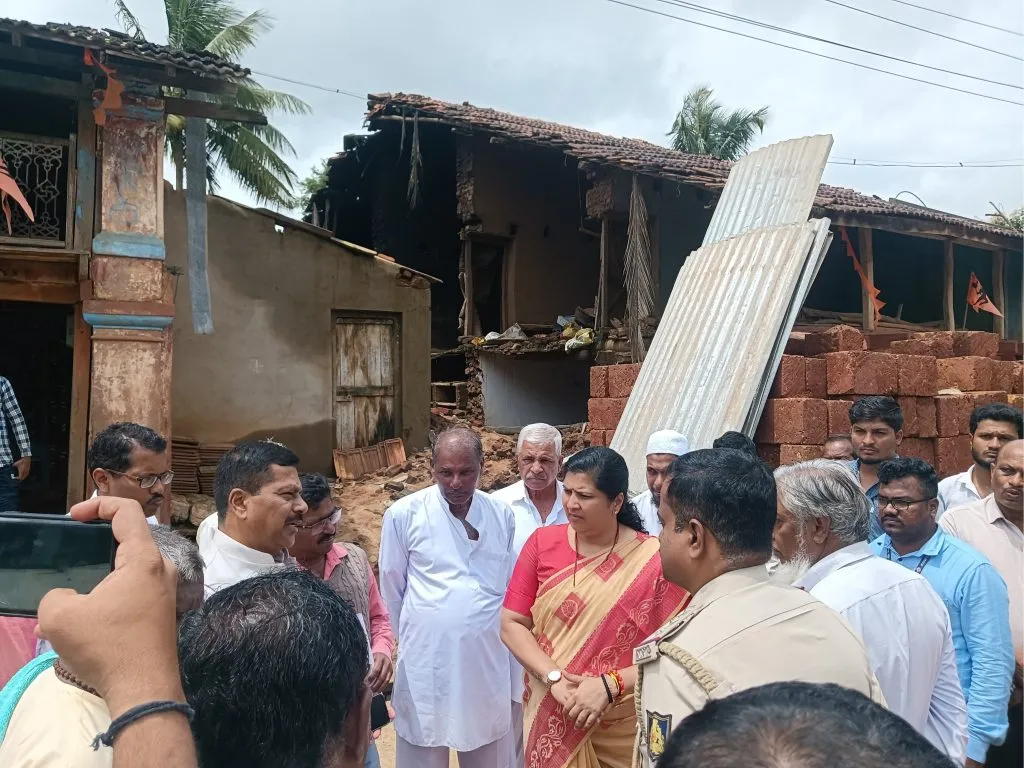 Inspection of houses by former MLA Nimbalkar