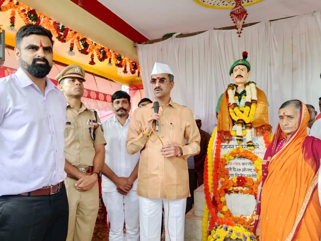 Guardian Minister Shambhuraj Desai saluted martyred soldier Gajanan More by offering Pushchakra