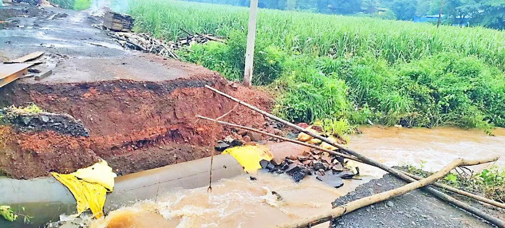 बाळगमट्टीतील पूल वाहून गेल्याने शेतकरी हतबल Farmers are helpless as the bridge in the land is washed away