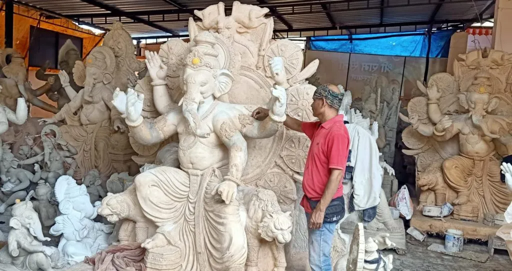 गणेशमूर्तींच्या किमतीत कमालीची वाढ The price of Ganesha idols has skyrocketed