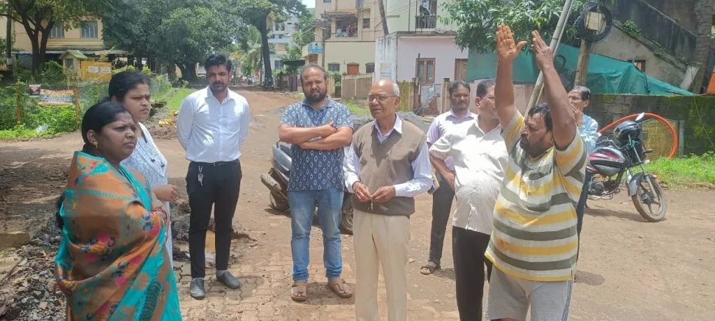 Residents of Vijayanagar area protest in front of Mayor