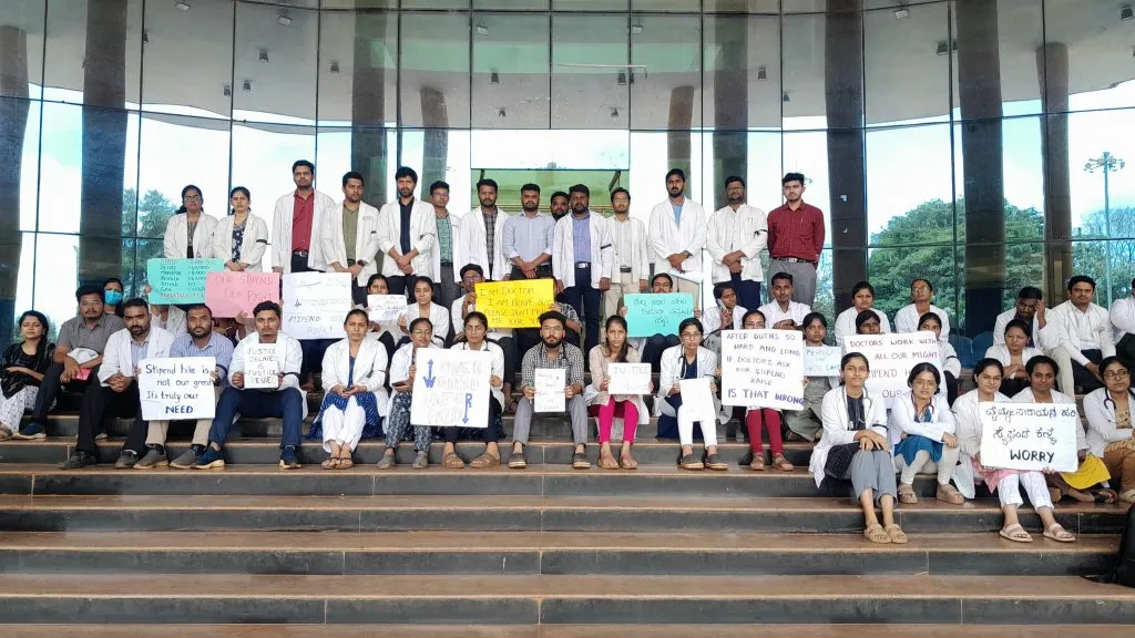 Doctors' agitation for stipend increase continues