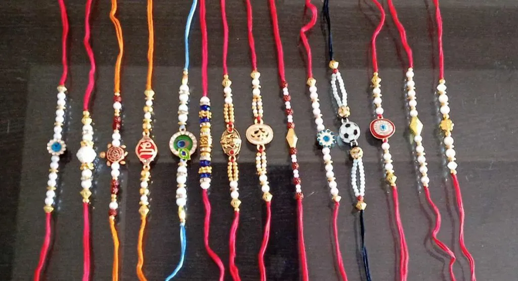 संजीवीनी मनोरुग्ण पुनर्वसन केंद्रात राख्या बनविण्याचे प्रशिक्षण Rakhya making training at Sanjeevini Psychiatric