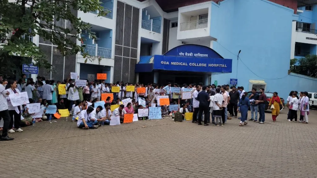 कोलकाता येथील घटनेच्या निषेधार्थ गोमेकॉत धरणे Gomekot Dharna in protest against the incident in Kolkata