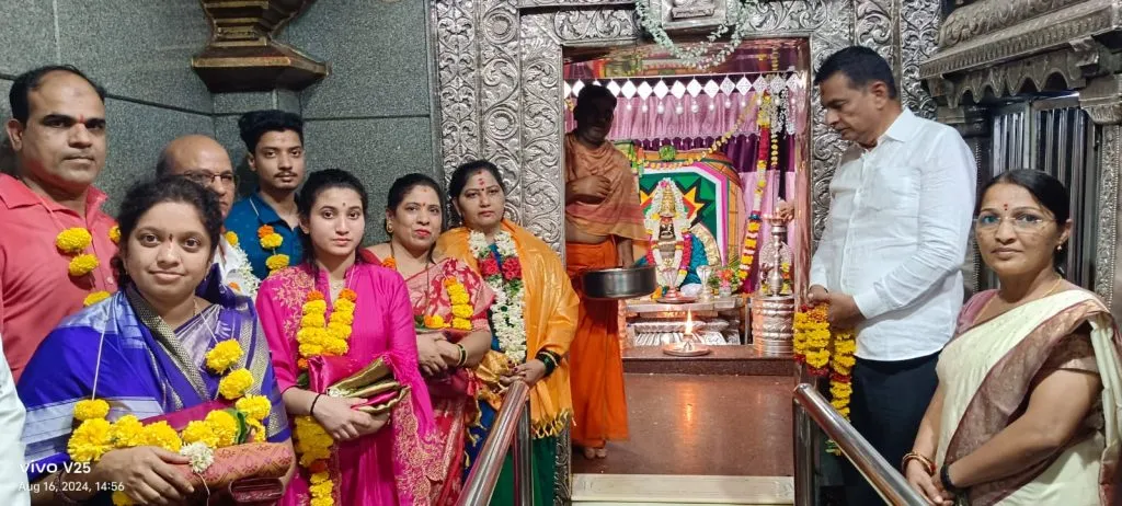 Chief Minister Eknath Shinde's wife visits Yallamma Dongara