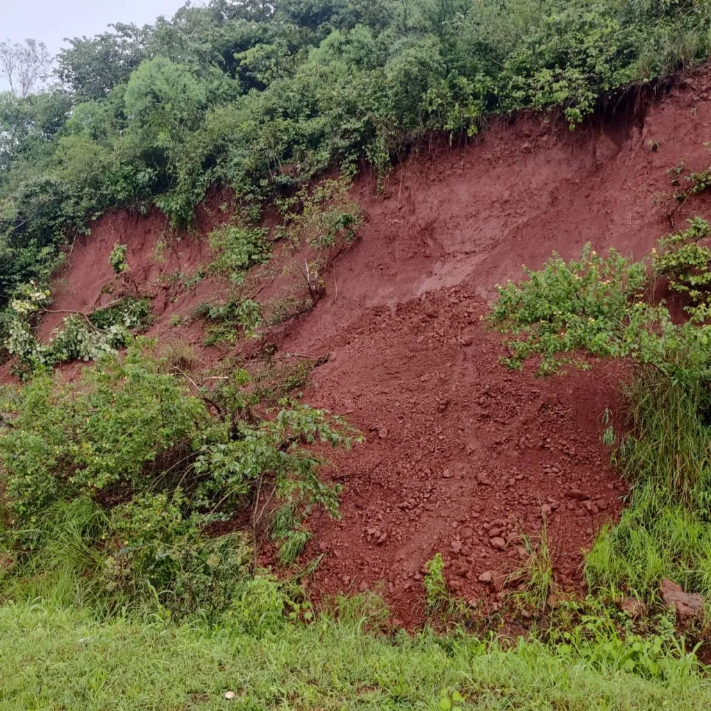 The soil of the ridge on Rajhansgad collapsed due to rain
