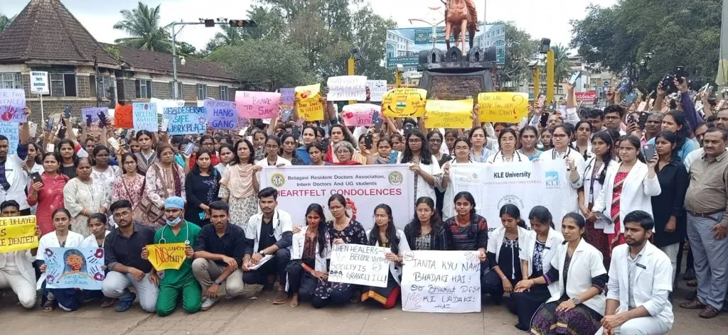 बिम्स डॉक्टर, प्राध्यापक, विद्यार्थ्यांचे साखळी आंदोलन Chain movement of BIMS doctors, professors, students