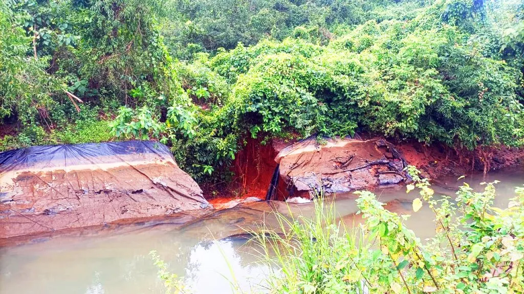 तिळारी धरणाच्या गोवा कालव्याला मोठे भगदाड The Goa Canal of Tilari Dam has a major landslide