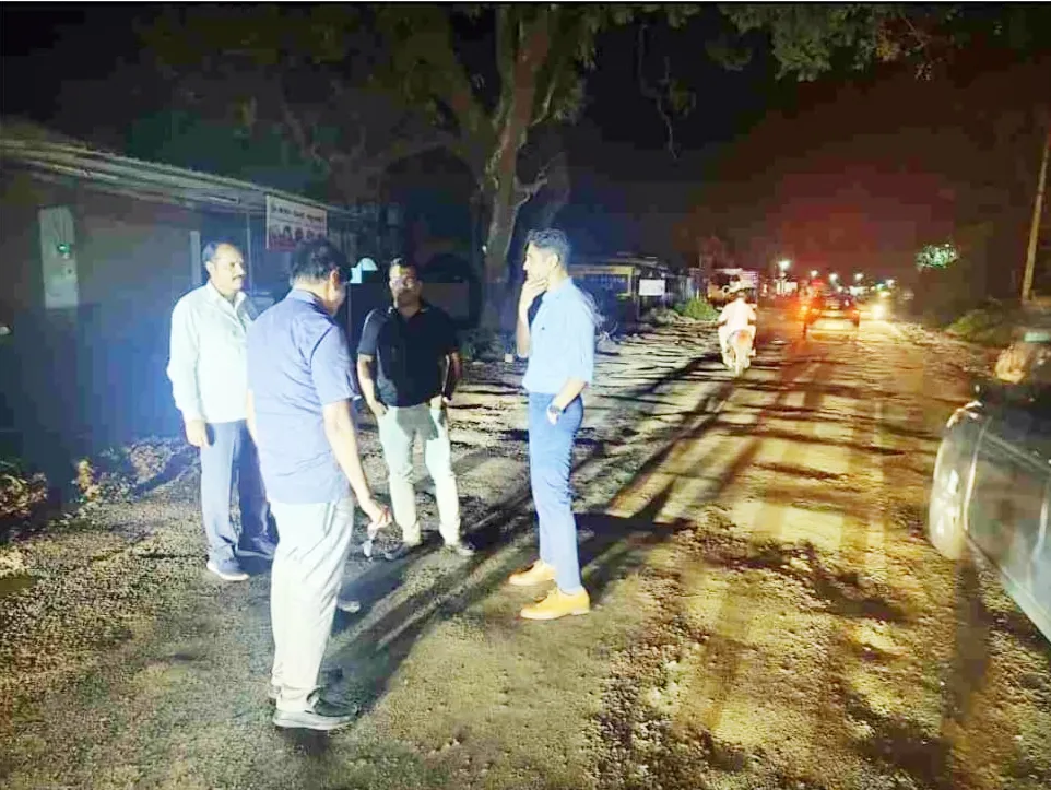 Immediate inspection of Hindalga-Turmuri road by District Collector