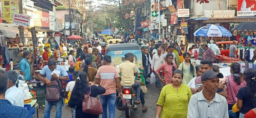 श्रावण, रक्षाबंधन अन् गणेशोत्सवासाठी बाजारात गर्दी Crowds in markets for Shravan, Rakshabandhan and Ganeshotsav