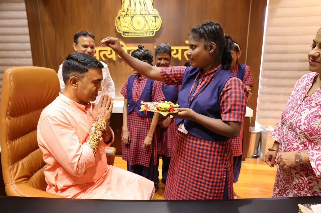 Rakshabandhan in Mantralaya by BJP Mahila Morcha