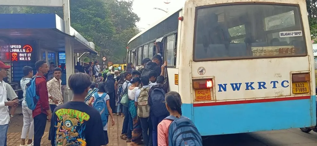 पासधारक विद्यार्थ्यांचा बससाठी संघर्ष Struggle of pass holder students for buses