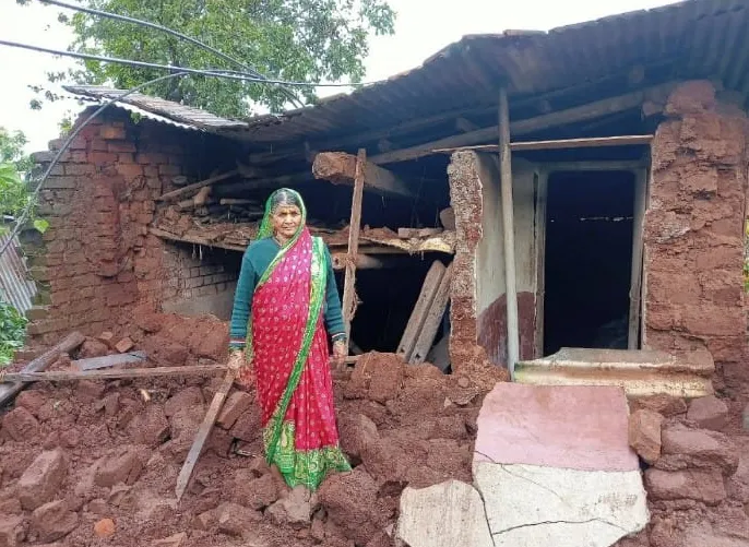 5 lakhs loss due to house collapse in Agasget