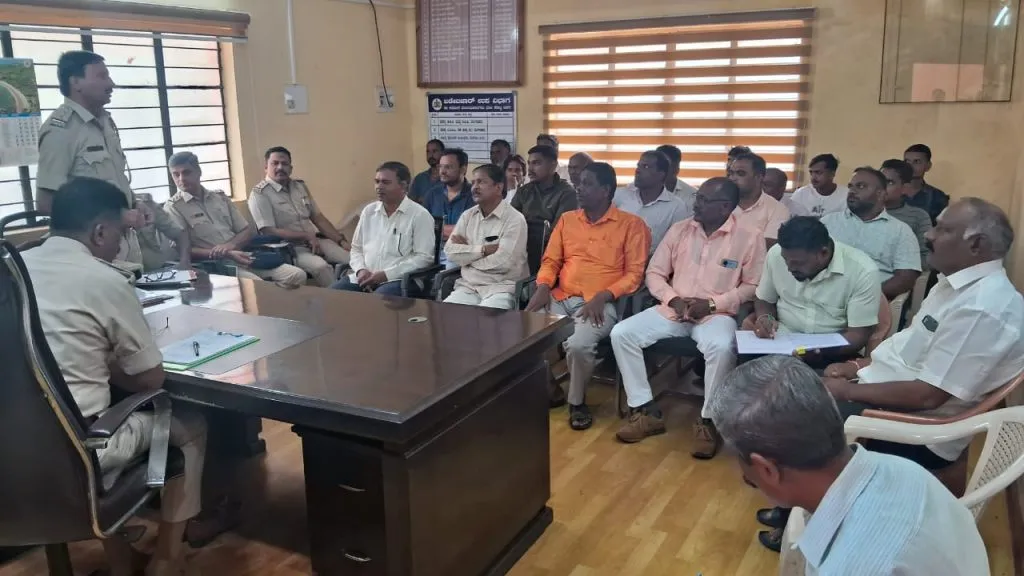 खडेबाजार एसीपी क्षेत्रातील दलित नागरिकांची बैठक Meeting of Dalit citizens in Khadebazar ACP area