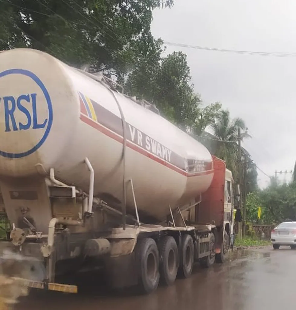 कुसमळी पुलावरून अवजड वाहतूक राजरोस सुरू Heavy traffic from Kusamli Bridge to Rajros