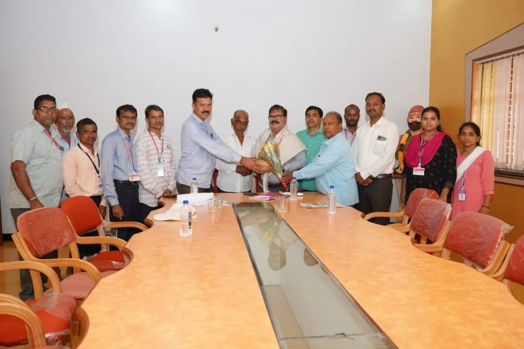 सहकार खात्याच्या वरिष्ठ अधिकाऱ्यांची श्री कलमेश्वर सोसायटीला भेट Visit of senior officers to Sri Kalmeshwar Society