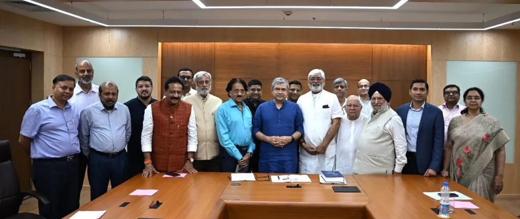 वृत्तपत्र समुहासमोरील असणाऱ्या समस्या सोडवा Solve the problems facing the newspaper group