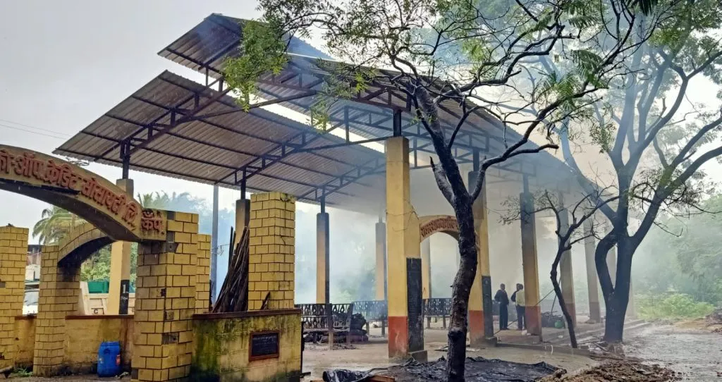सदाशिवनगर स्मशानभूमीच्या शेडचे काम अंतिम टप्प्यात Sadashivnagar crematorium shed work in final stage