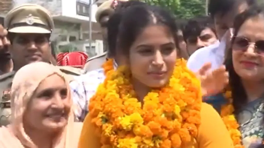 Manu Bhakar received a warm reception today