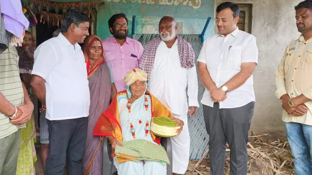 Old women fed the food to villagers from the money of Gruhalaxmi scheme