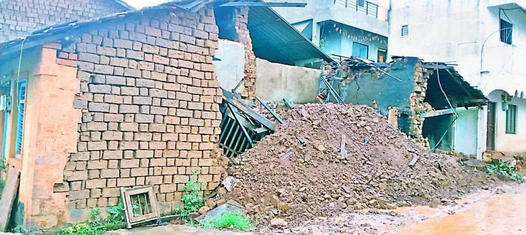 Damage of two lakhs due to collapse of two houses in Kangrali Budruk