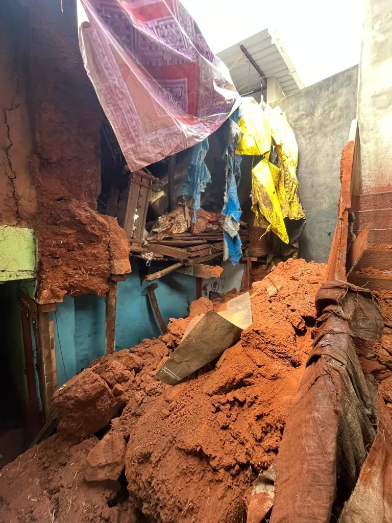 कारभार गल्लीत घर कोसळले A house collapsed in Karbhar Gali