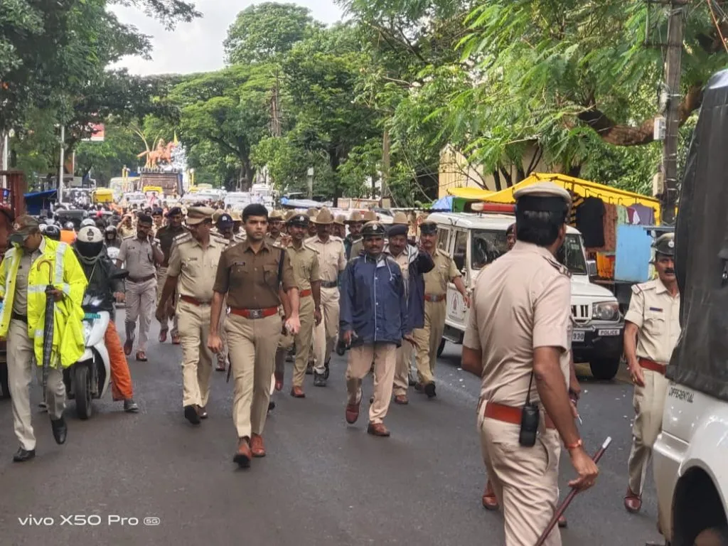 On the background of Ganeshotsav-Eid, police forces march in the city