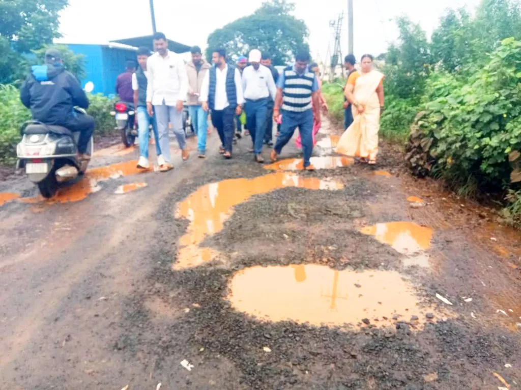 Inspection of potholed road by Mrinal Hebbalkar