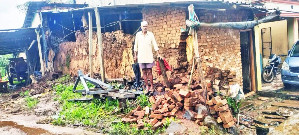 A house collapsed in Agasget and caused a loss of around four lakhs