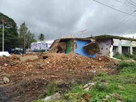 The work of removing the vegetable market stalls in the fort is underway