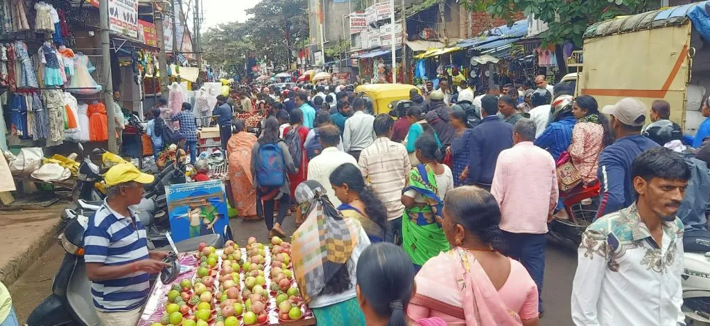 Crowd in the market on the eve of Nagpanchami