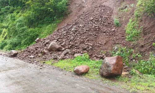 दरड कोसळी पण मार्ग सुस्थितीत ! वाहनधारकांनी दक्षता घेण्याचे प्रशासनाचे आवाहन