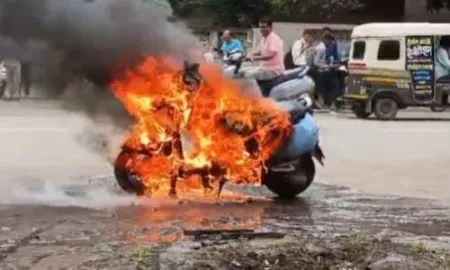सांगलीत भर रस्त्यात पेटली दुचाकी…इलेक्ट्रिक वाहनांच्या सुरक्षिततेवर प्रश्नचिन्ह Sangli safety of electric vehicles