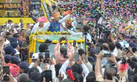 ‘स्वप्नील’च्या स्वागतासाठी अवघं कोल्हापूर रस्त्यावर! हेलिकॉप्टरसह मिरवणुकीत पुष्पवृष्टी Swapnil Kusale arrived Kolhapur