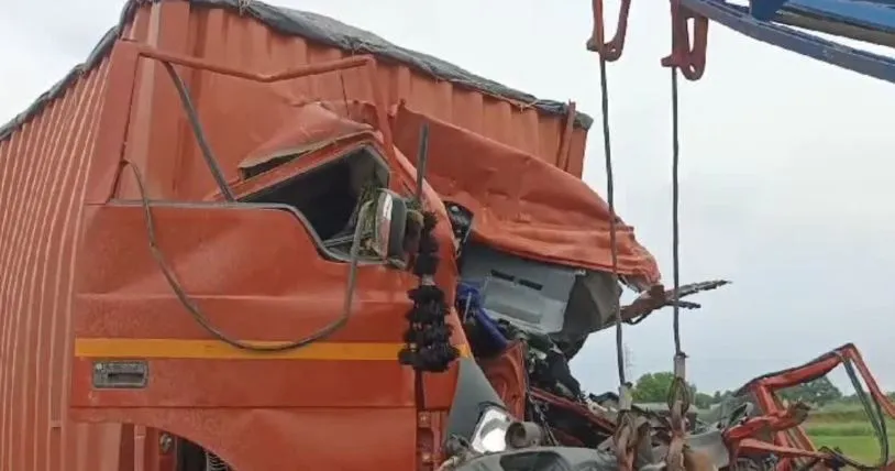 उत्तरप्रदेशच्या कन्नौजमध्ये दोन ट्रकांची टक्कर, 4 ठार Two trucks collide in Uttar Pradesh's Kannauj, 4 killed