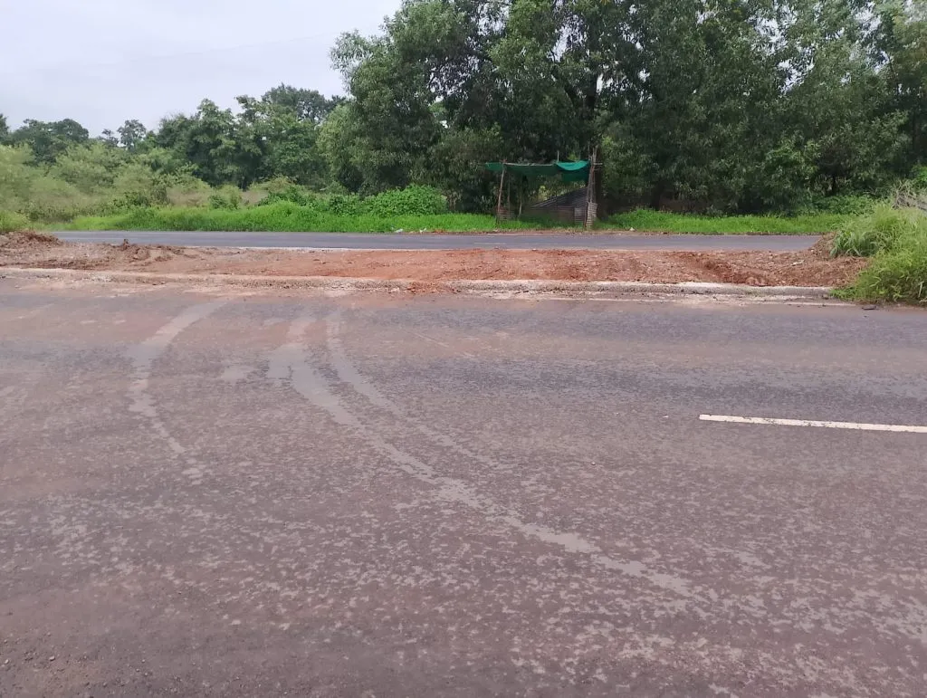 इन्सुली -कोठावळेबांध येथील दुभाजक फोडणाऱ्यावर कारवाई करावी