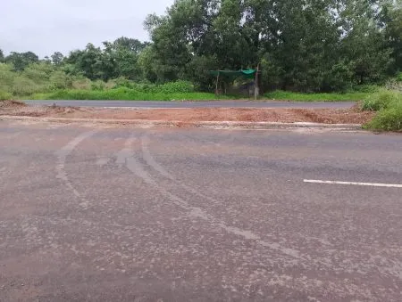 इन्सुली -कोठावळेबांध येथील दुभाजक फोडणाऱ्यावर कारवाई करावी