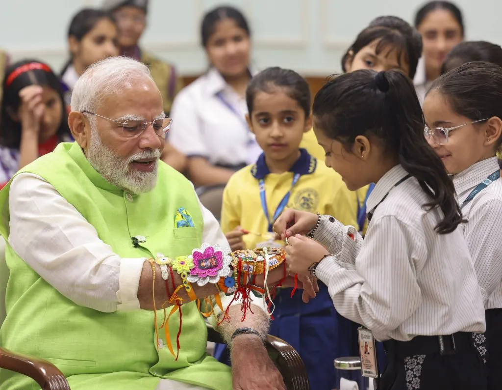 Rakhi of students to Prime Minister Modi