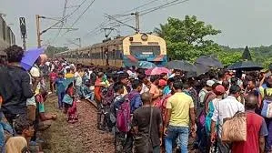 Passengers jumped off the train on the rumor of a fire