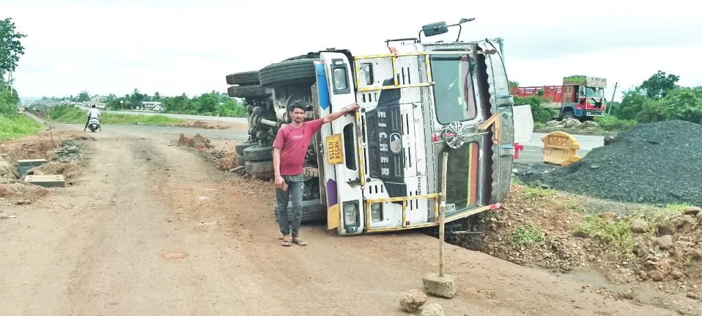 Truck overturned on Honga-Bennali road