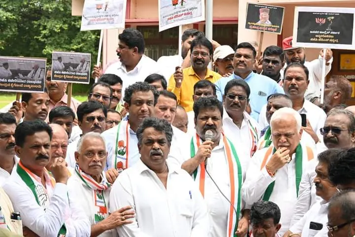 Strong protests by Congress in Karwar