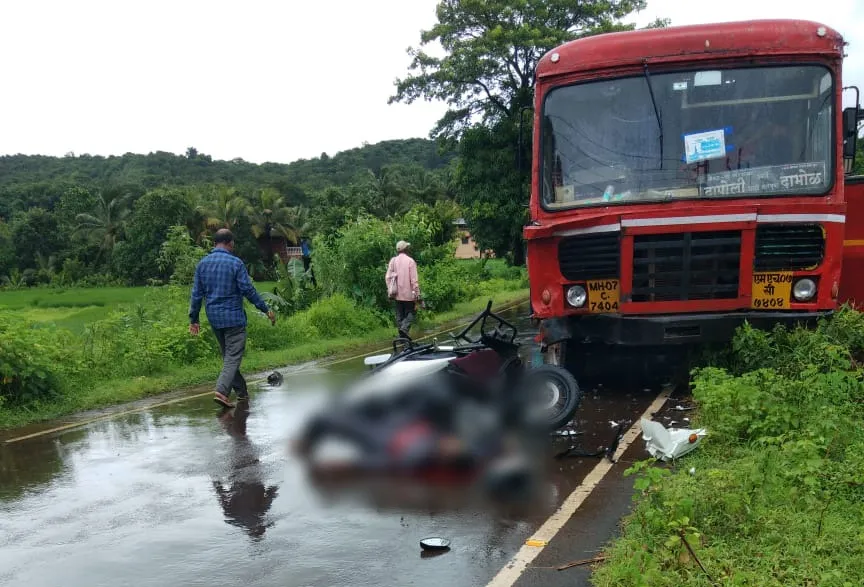 Accident on Dapoli - Dabhol road, one dead, one critical