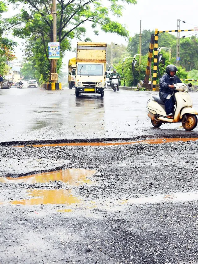 शहरातील रस्ते खड्डेमुक्त होणार कधी?(When will the roads in the city be pothole free?)