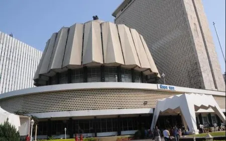 The convention bell rang.